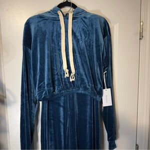 Beautiful Boutique Brand Peacock Colored Velour Outfit Size Large New with Tags